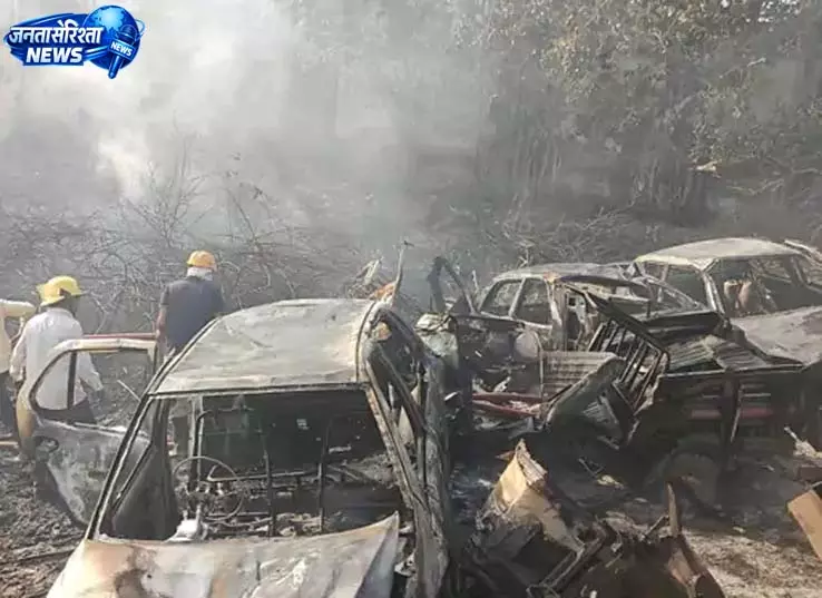 धमतरी में थाना परिसर के पास भीषण आग, जब्त वाहन और मैदान की सूखी घास जली धमतरी में थाना परिसर के पास भीषण आग, जब्त वाहन और मैदान की सूखी घास जली
