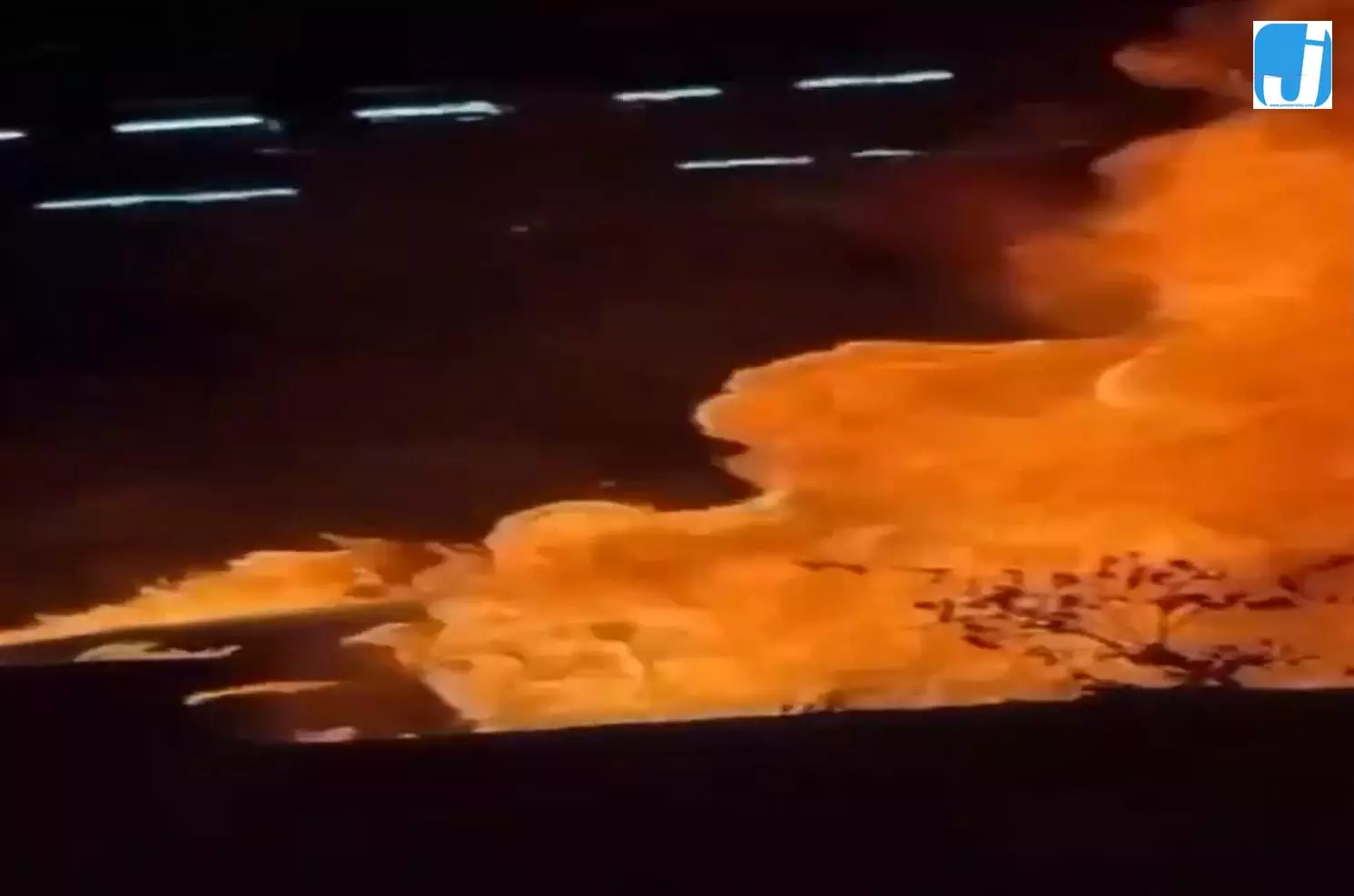 LIVE FIRE : बाड़ा हिंदू राव थाना क्षेत्र के पास कार में लगी आग LIVE FIRE : बाड़ा हिंदू राव थाना क्षेत्र के पास कार में लगी आग