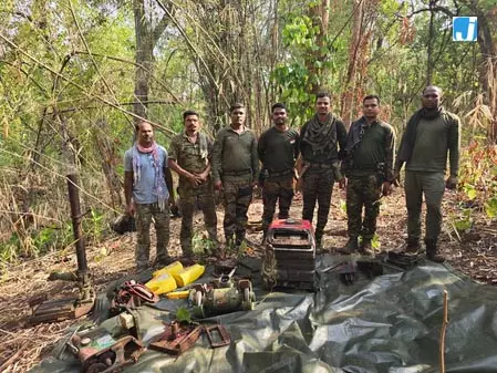 गढ़चिरौली में माओवादियों की गुप्त हथियार फैक्ट्री ध्वस्त, भारी मात्रा में सामग्री बरामद गढ़चिरौली में माओवादियों की गुप्त हथियार फैक्ट्री ध्वस्त, भारी मात्रा में सामग्री बरामद