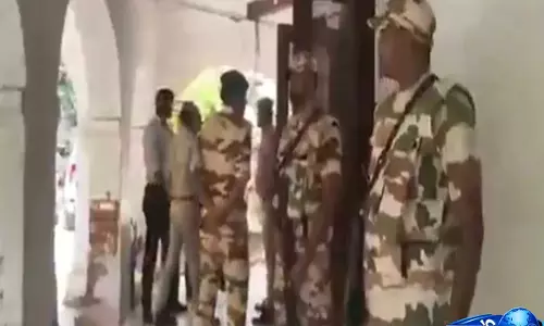 Kanpur: 60 हथियारबंद ITBP जवानों ने कानपुर CP ऑफिस को घेरा, टकराव का वीडियो वायरल Kanpur: 60 हथियारबंद ITBP जवानों ने कानपुर CP ऑफिस को घेरा, टकराव का वीडियो वायरल