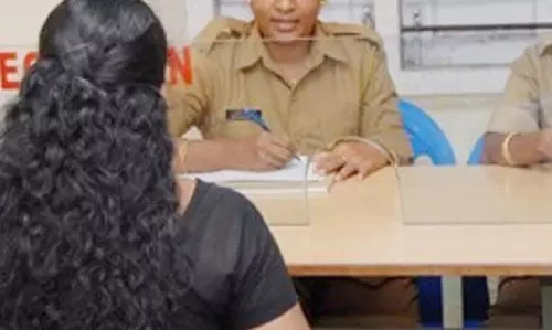 पति और देवर के खिलाफ थाने पहुंची महिला, हत्या की धमकी देकर घर से निकाला पति और देवर के खिलाफ थाने पहुंची महिला, हत्या की धमकी देकर घर से निकाला