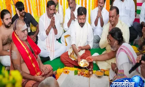 Telangana: मुख्यमंत्री ने यादगिरिगुट्टा मंदिर में 99 करोड़ की विकास परियोजनाओं का किया शुभारंभ Telangana: मुख्यमंत्री ने यादगिरिगुट्टा मंदिर में 99 करोड़ की विकास परियोजनाओं का किया शुभारंभ