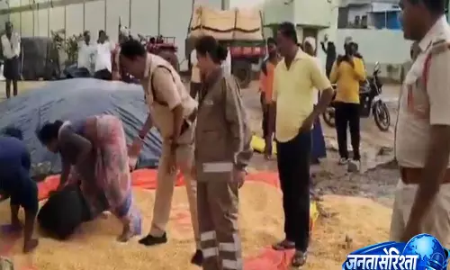 Telangana: पुलिस ने अचम्पेट में बारिश से भीगी मक्के की फसल बचाने में किसानों की मदद Telangana: पुलिस ने अचम्पेट में बारिश से भीगी मक्के की फसल बचाने में किसानों की मदद