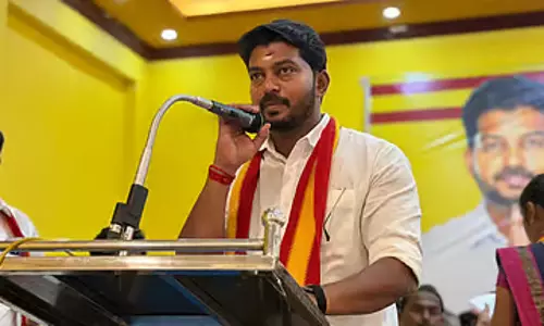 Karaikudi में सफाई कर्मचारियों ने मंत्री को सौंपा ज्ञापन, मांगों पर मिला आश्वासन Karaikudi में सफाई कर्मचारियों ने मंत्री को सौंपा ज्ञापन, मांगों पर मिला आश्वासन