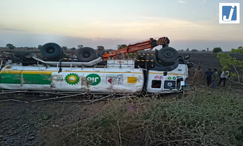 डीजल से भरा टैंकर पलटा, 45 मिनट के रेस्क्यू ऑपरेशन के बाद ड्राइवर को बचाया गया डीजल से भरा टैंकर पलटा, 45 मिनट के रेस्क्यू ऑपरेशन के बाद ड्राइवर को बचाया गया