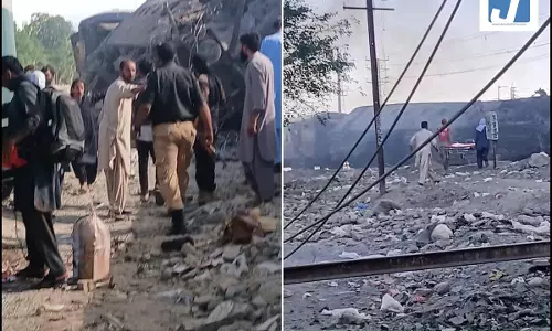 23 की मौत कई घायल, ट्रेन को निशाना बनाकर आत्मघाती हमला, देखें मंजर 23 की मौत कई घायल, ट्रेन को निशाना बनाकर आत्मघाती हमला, देखें मंजर