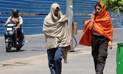 मध्य प्रदेश में भीषण गर्मी का प्रकोप, कई जिलों में पारा 45°C पार मध्य प्रदेश में भीषण गर्मी का प्रकोप, कई जिलों में पारा 45°C पार