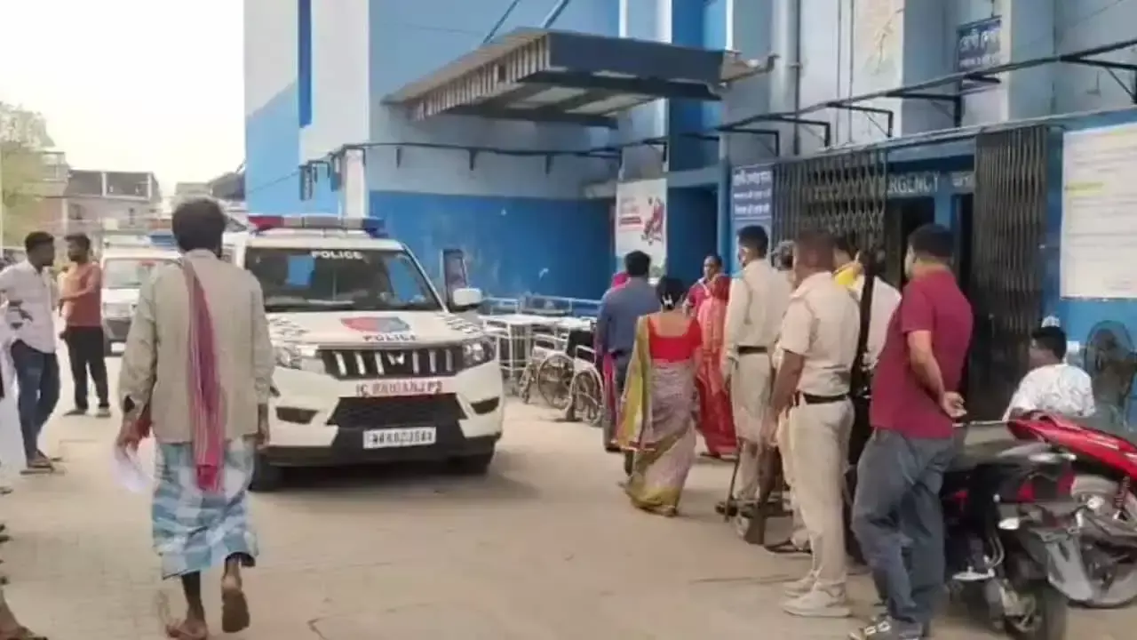 Raiganj: मरीज की मौत से अस्पताल की सुरक्षा व्यवस्था पर उठे सवाल Raiganj: मरीज की मौत से अस्पताल की सुरक्षा व्यवस्था पर उठे सवाल