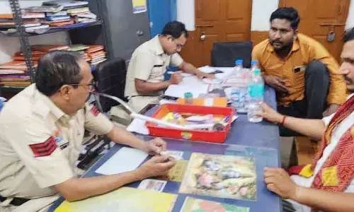 थाने को कमीशन देने पहुंचा माफिया! बैठने का तरीका ऐसा कि मानो सेटिंग है तगड़ी थाने को कमीशन देने पहुंचा माफिया! बैठने का तरीका ऐसा कि मानो सेटिंग है तगड़ी