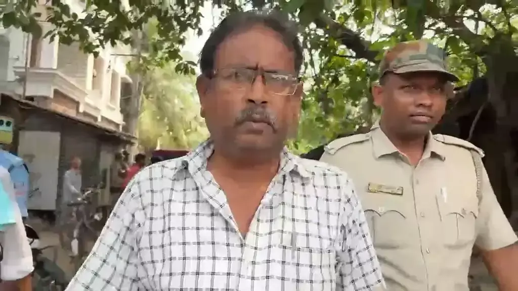 Hooghly: कोन्नगर में पार्षद बाबलू पाल को पुलिस ने किया गिरफ्तार Hooghly: कोन्नगर में पार्षद बाबलू पाल को पुलिस ने किया गिरफ्तार
