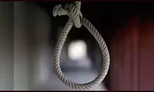 बुजुर्ग ने खेत में लगाई फांसी