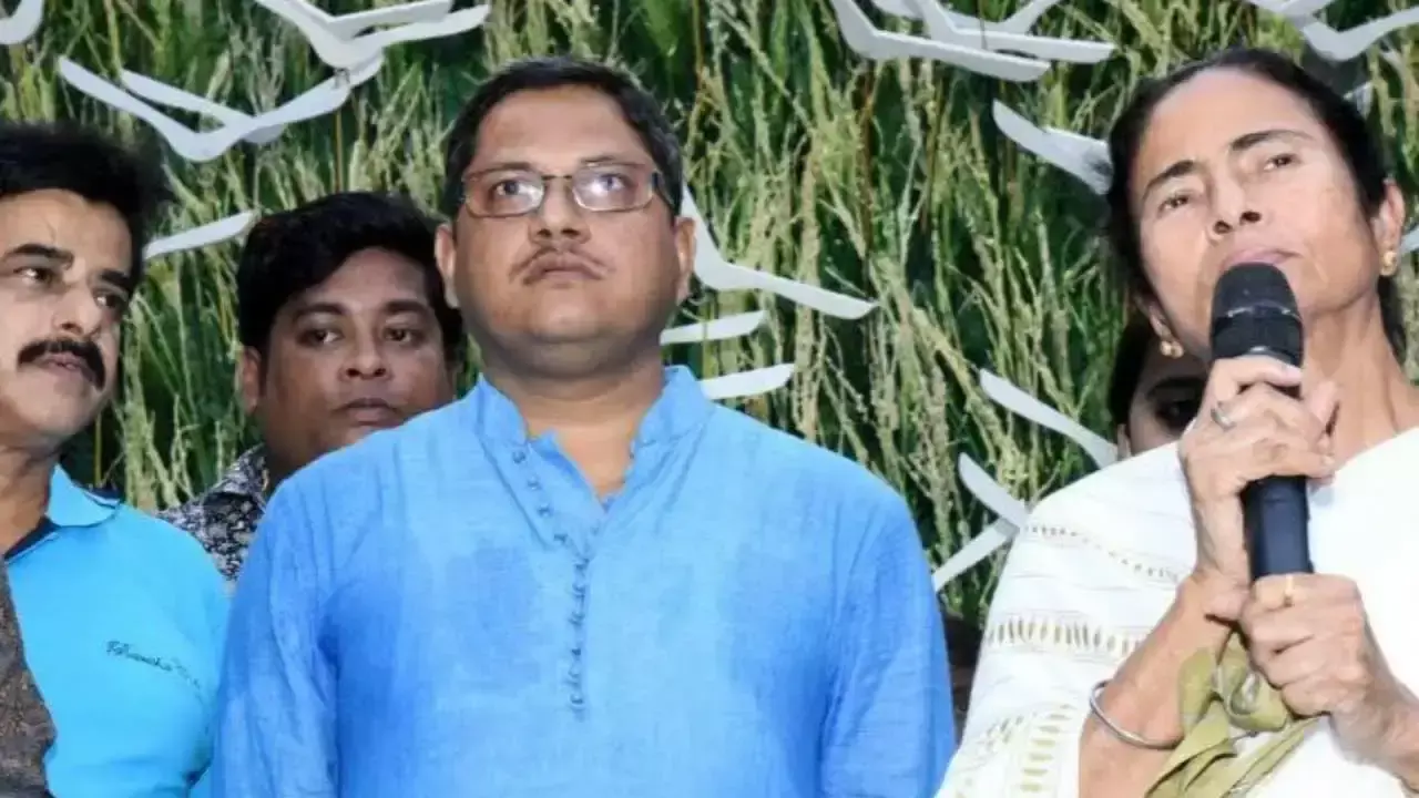Kolkata: तृणमूल पार्षद सुदीप पोल्ले गिरफ्तारी के बाद राजनीतिक हलचल तेज Kolkata: तृणमूल पार्षद सुदीप पोल्ले गिरफ्तारी के बाद राजनीतिक हलचल तेज