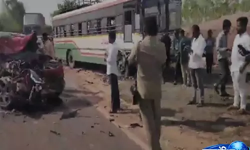 Hyderabad: चेवेल्ला में बस-कार की टक्कर, दो यात्री घायल