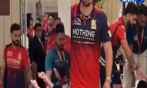 IPL 2026: विराट कोहली का वायरल रिएक्शन, फैन के पैर छूने पर दिया इशारा- वीडियो IPL 2026: विराट कोहली का वायरल रिएक्शन, फैन के पैर छूने पर दिया इशारा- वीडियो