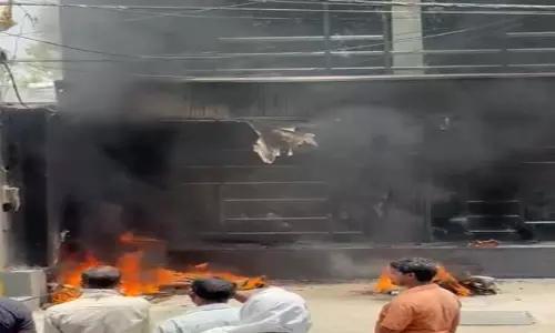 शॉर्ट सर्किट से OCTAVE कपड़े की दुकान में लगी आग, देखें VIDEO... शॉर्ट सर्किट से OCTAVE कपड़े की दुकान में लगी आग, देखें VIDEO...