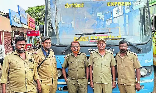 बेंगलुरु में नई BMTC एक्सप्रेस बस सेवा शुरू, भीड़भाड़ से यात्रियों को राहत बेंगलुरु में नई BMTC एक्सप्रेस बस सेवा शुरू, भीड़भाड़ से यात्रियों को राहत