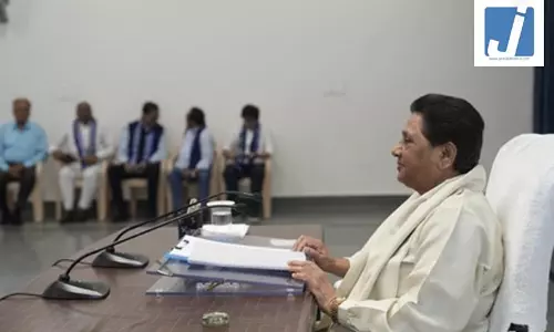 विरोधी दल संकीर्ण और छलावे की राजनीति कर रहे, जनता फिर बसपा की ओर देख रही: मायावती विरोधी दल संकीर्ण और छलावे की राजनीति कर रहे, जनता फिर बसपा की ओर देख रही: मायावती