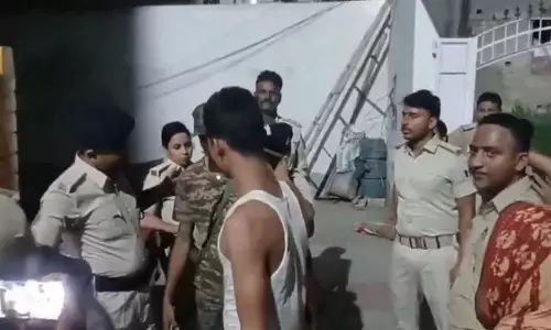 Patna : फायरिंग के बाद गैंगस्टर सोनू-मोनू के घर पुलिस का छापा