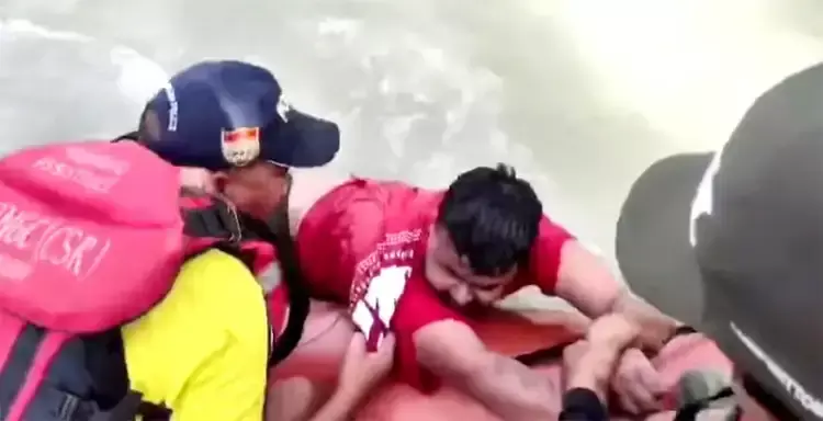 Haridwar: गंगा के तेज बहाव में फंसे युवकों को मिली नई जिंदगी Haridwar: गंगा के तेज बहाव में फंसे युवकों को मिली नई जिंदगी