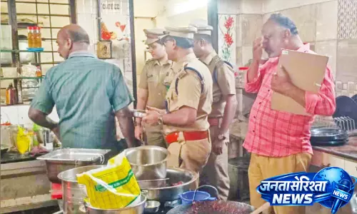 Kerala : नगर निगम की छापेमारी, गंदगी और बासी खाना मिलने पर होटलों पर जुर्माना Kerala : नगर निगम की छापेमारी, गंदगी और बासी खाना मिलने पर होटलों पर जुर्माना