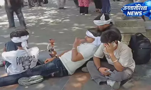 रिज पर हुक्का पी रहे पर्यटकों को पुलिस ने खदेड़ा