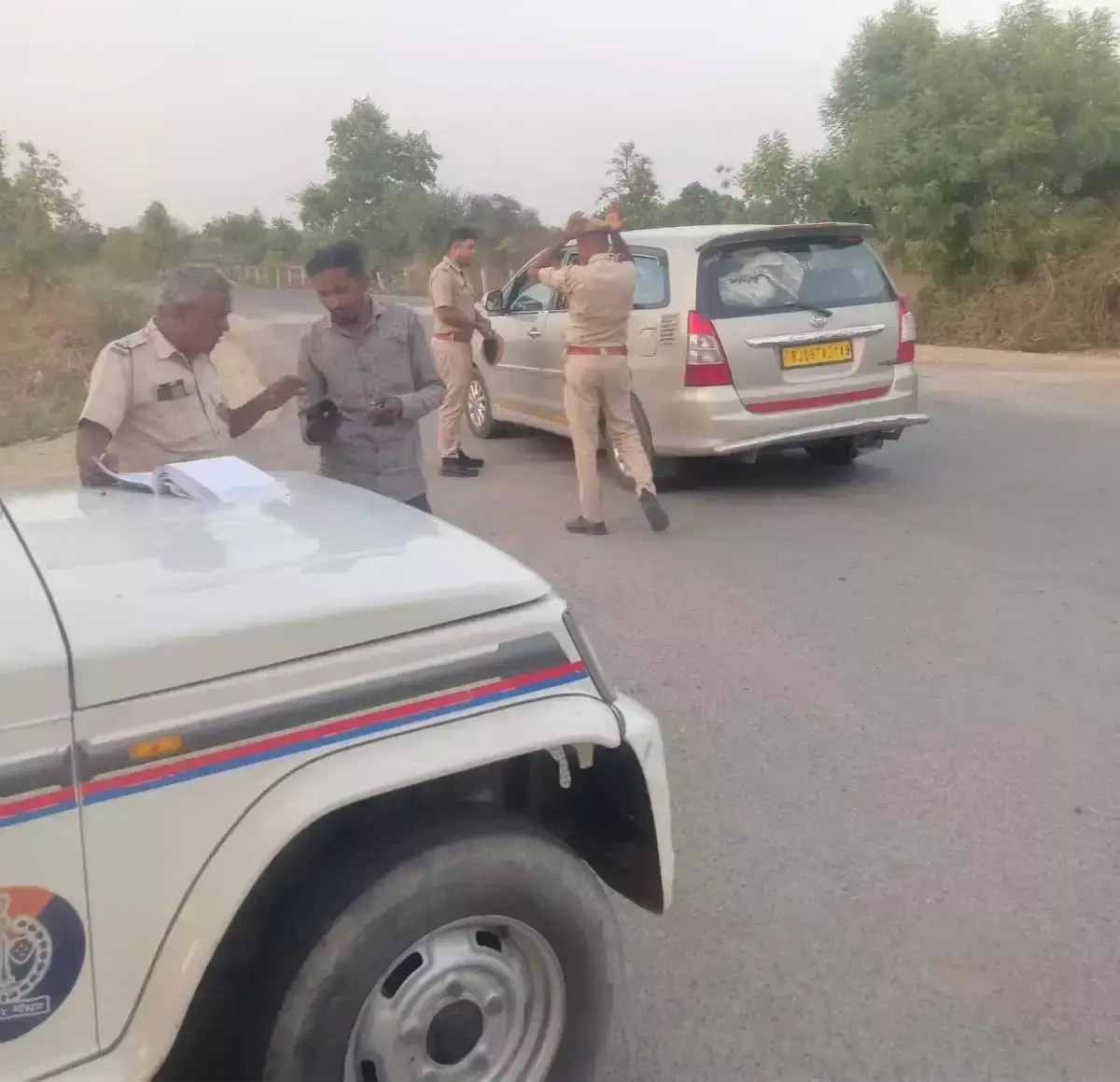 Chittorgarh: बिना नंबर प्लेट और काली फिल्म वाले वाहनों पर पुलिस का शिकंजा Chittorgarh: बिना नंबर प्लेट और काली फिल्म वाले वाहनों पर पुलिस का शिकंजा