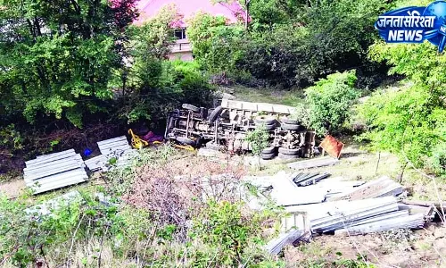चढ़ाई पर अनियंत्रित होकर खाई में गिरा ट्रक