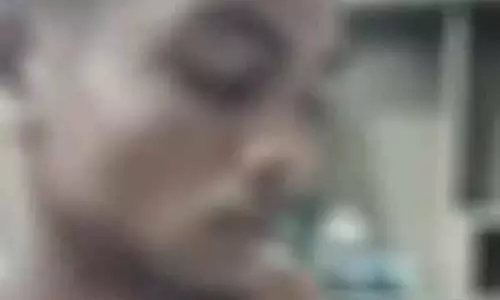 ग्रामीणों ने चोर को पकड़ा, जमकर कर दी पिटाई ग्रामीणों ने चोर को पकड़ा, जमकर कर दी पिटाई