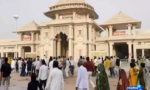 Ayodhya में श्री राम जन्मभूमि मंदिर में श्रद्धालुओं की भारी भीड़ Ayodhya में श्री राम जन्मभूमि मंदिर में श्रद्धालुओं की भारी भीड़