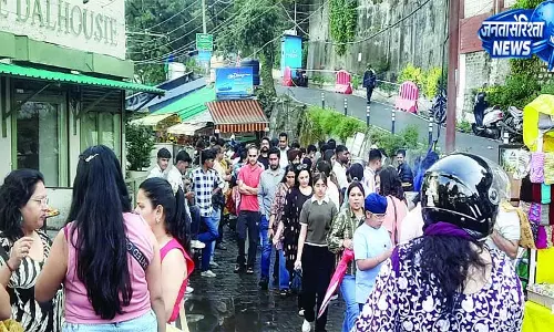तपती गर्मी… टूरिस्टों की पहली पंसद बनी पर्यटन नगरी डलहौजी