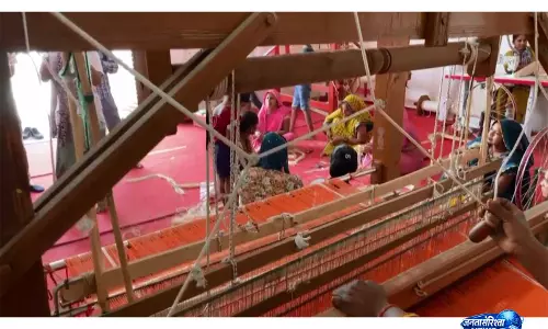 Ayodhya की महिलाएं बना रहीं केले के रेशों से इको-फ्रेंडली टोपियां, होगा लू से बचाव