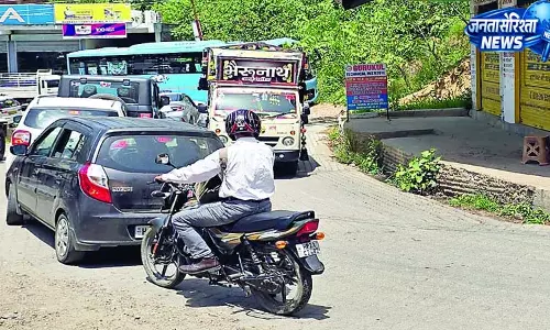 बिझड़ी में सडक़ के बीचों बीच खड़ी बस के कारण लगा जाम