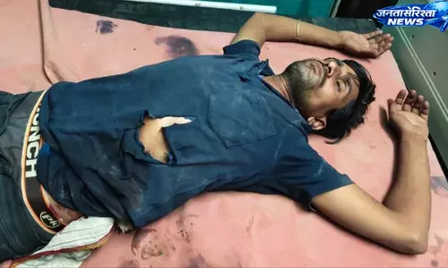 UP : ढंढेल गांव में युवक के पेट में गोली लगने से हड़कंप UP : ढंढेल गांव में युवक के पेट में गोली लगने से हड़कंप