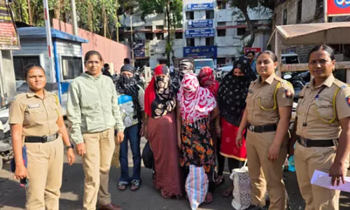पुलिस ने 6 अवैध बांग्लादेशी महिलाओं को किया गिरफ्तार, पूछताछ जारी पुलिस ने 6 अवैध बांग्लादेशी महिलाओं को किया गिरफ्तार, पूछताछ जारी