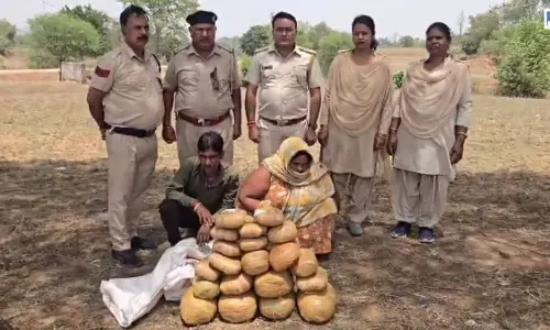 पति-पत्नी गांजा तस्करी करते गिरफ्तार, जुपिटर स्कूटी से कर रहे थे सप्लाई पति-पत्नी गांजा तस्करी करते गिरफ्तार, जुपिटर स्कूटी से कर रहे थे सप्लाई