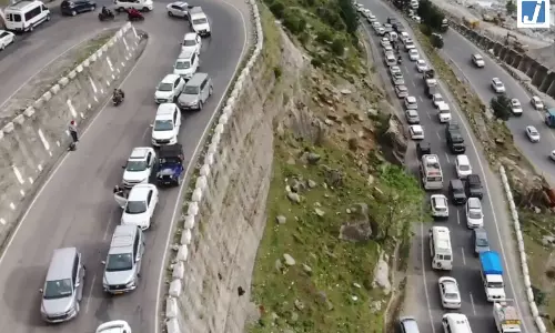 LIVE TRAFFIC : सैलानियों की भीड़ से पंडोह डैम पर जाम, वाहनों की रफ्तार थमी LIVE TRAFFIC : सैलानियों की भीड़ से पंडोह डैम पर जाम, वाहनों की रफ्तार थमी