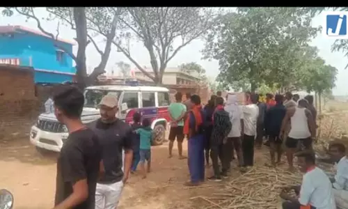 फंदे से लटका मिला विवाहिता का शव, दहेज हत्या का आरोप, ससुराल के लोग फरार फंदे से लटका मिला विवाहिता का शव, दहेज हत्या का आरोप, ससुराल के लोग फरार