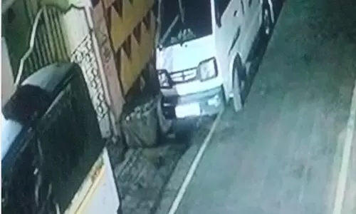 घर पर बम फेंकने की वारदात, नकाबपोश हमलावर फरार घर पर बम फेंकने की वारदात, नकाबपोश हमलावर फरार
