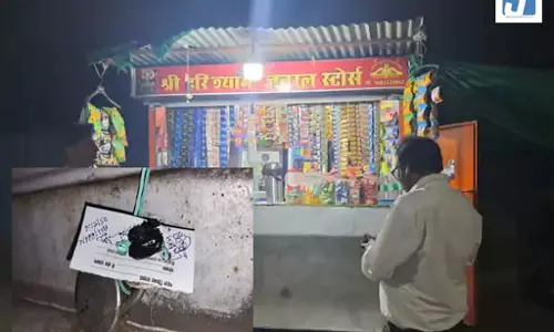 रायपुर रेलवे स्टेशन के पास अवैध स्टॉल सील, यात्रियों की आवाजाही हो रही थी प्रभावित रायपुर रेलवे स्टेशन के पास अवैध स्टॉल सील, यात्रियों की आवाजाही हो रही थी प्रभावित