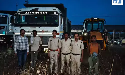 राजनांदगांव में अवैध खनन पर बड़ी कार्रवाई, 6 हाईवा समेत 8 वाहन जब्त राजनांदगांव में अवैध खनन पर बड़ी कार्रवाई, 6 हाईवा समेत 8 वाहन जब्त