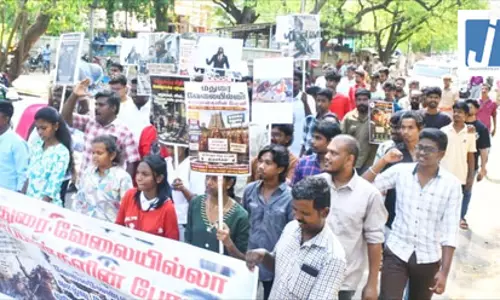 कोयंबटूर और मदुरै में बेरोजगारी और परीक्षा अनियमितताओं के विरोध में कॉकरोच प्रदर्शन कोयंबटूर और मदुरै में बेरोजगारी और परीक्षा अनियमितताओं के विरोध में कॉकरोच प्रदर्शन