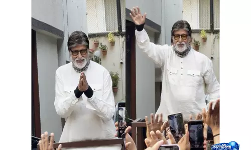 Amitabh Bachchan ने ‘जलसा’ के बाहर फैंस का किया अभिवादन Amitabh Bachchan ने ‘जलसा’ के बाहर फैंस का किया अभिवादन