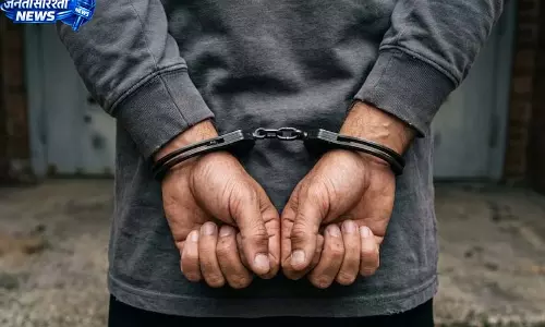 कचना शराब भट्ठी के पास अवैध रूप से शराब पिलाते युवक गिरफ्तार