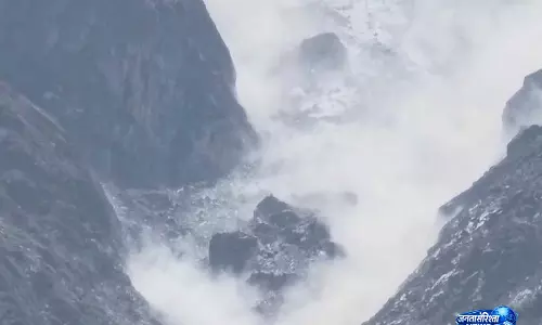 Badrinath के पास कंचन गंगा क्षेत्र में ग्लेशियर गिरने की घटना, किसी नुकसान की खबर नहीं Badrinath के पास कंचन गंगा क्षेत्र में ग्लेशियर गिरने की घटना, किसी नुकसान की खबर नहीं