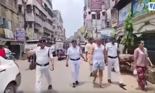 कुख्यात अपराधी पर पुलिस की बड़ी कार्रवाई, आकाश सिंह को सड़क पर घुमाया गया कुख्यात अपराधी पर पुलिस की बड़ी कार्रवाई, आकाश सिंह को सड़क पर घुमाया गया