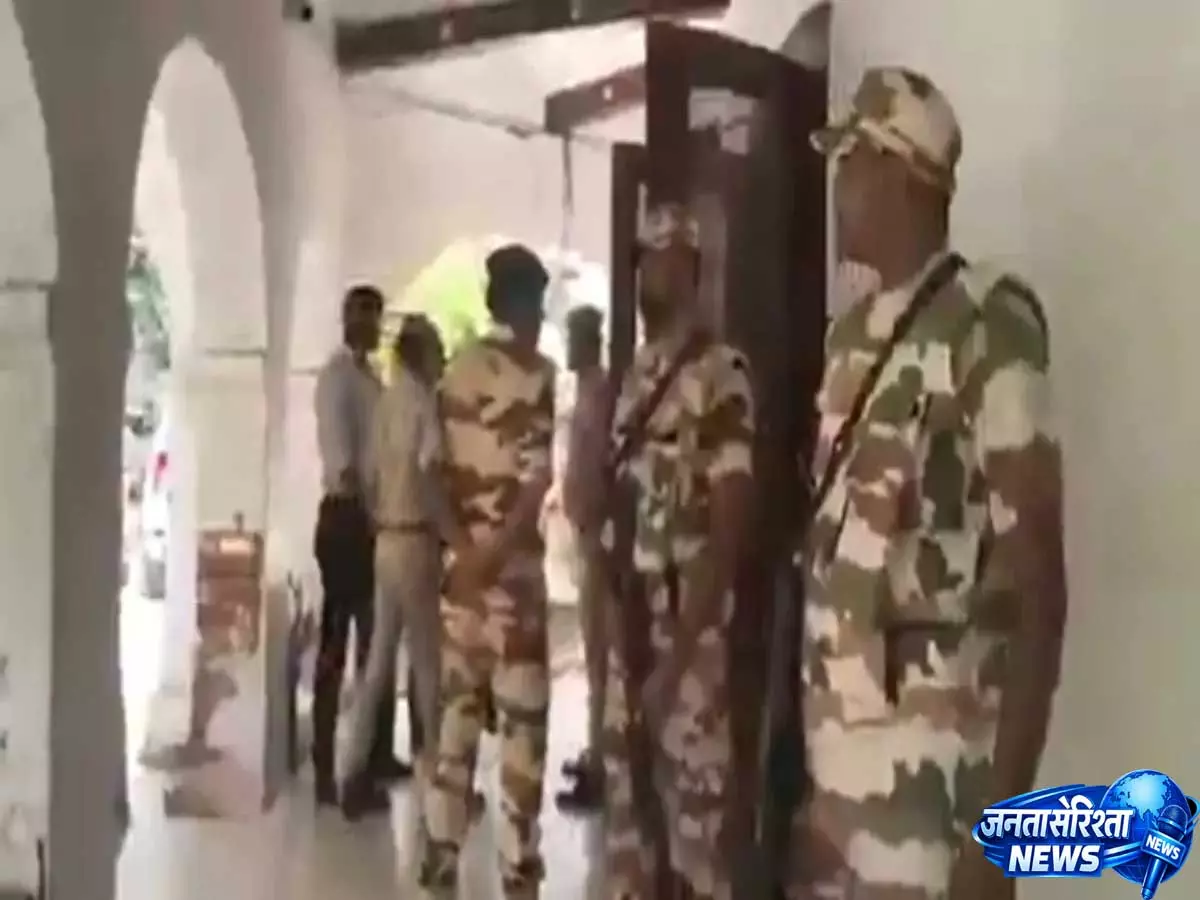 Kanpur: 60 हथियारबंद ITBP जवानों ने कानपुर CP ऑफिस को घेरा, टकराव का वीडियो वायरल Kanpur: 60 हथियारबंद ITBP जवानों ने कानपुर CP ऑफिस को घेरा, टकराव का वीडियो वायरल