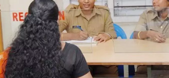 पति और देवर के खिलाफ थाने पहुंची महिला, हत्या की धमकी देकर घर से निकाला पति और देवर के खिलाफ थाने पहुंची महिला, हत्या की धमकी देकर घर से निकाला