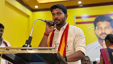 Karaikudi में सफाई कर्मचारियों ने मंत्री को सौंपा ज्ञापन, मांगों पर मिला आश्वासन Karaikudi में सफाई कर्मचारियों ने मंत्री को सौंपा ज्ञापन, मांगों पर मिला आश्वासन
