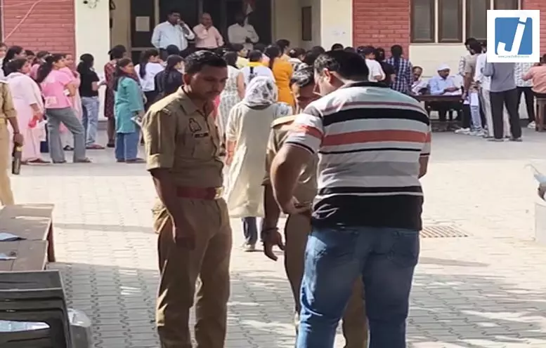 UPSC Prelims 2026: कड़ी सुरक्षा के बीच देशभर में यूपीएससी प्रीलिम्स 2026 परीक्षा जारी UPSC Prelims 2026: कड़ी सुरक्षा के बीच देशभर में यूपीएससी प्रीलिम्स 2026 परीक्षा जारी