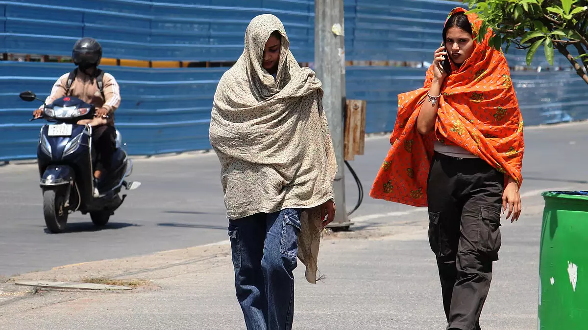 मध्य प्रदेश में भीषण गर्मी का प्रकोप, कई जिलों में पारा 45°C पार मध्य प्रदेश में भीषण गर्मी का प्रकोप, कई जिलों में पारा 45°C पार